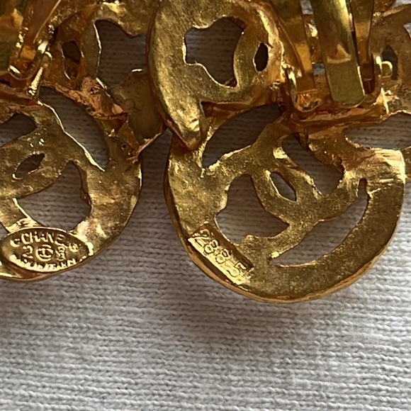Vintage Chanel CC Cluster Clip On Earrings - Picture 9 of 11